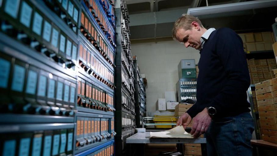 El profesor Trevor Graham, del Instituto de Investigación del Cáncer, en el sótano del hospital 
