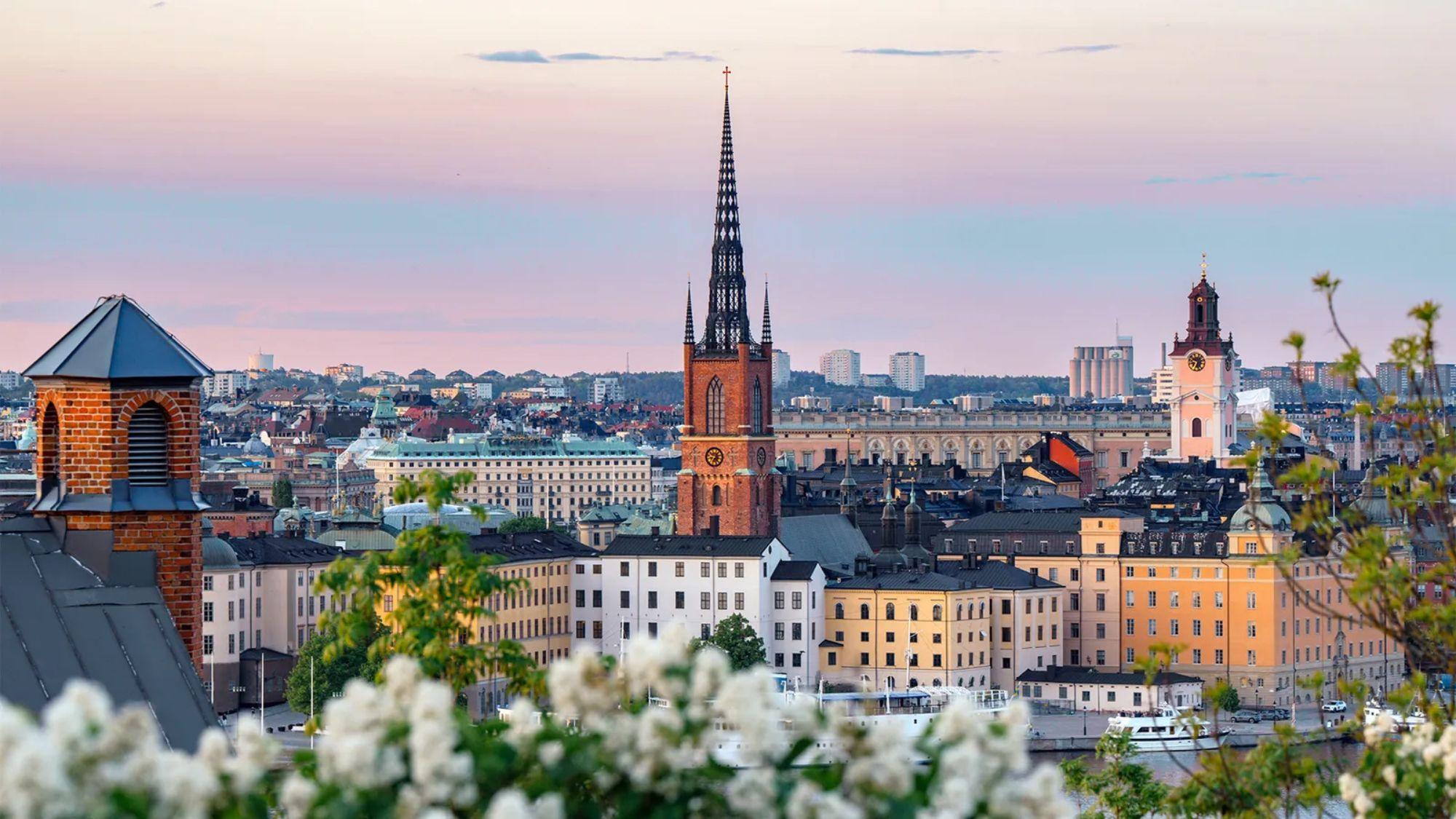 Panorámica de Estocolmo con la iglesia de Riddarholmen en el centro contra un cielo al atardecer