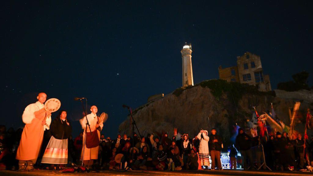 Foto kelompok masyarakat adat melakukan ritual di Pulau Alcatraz