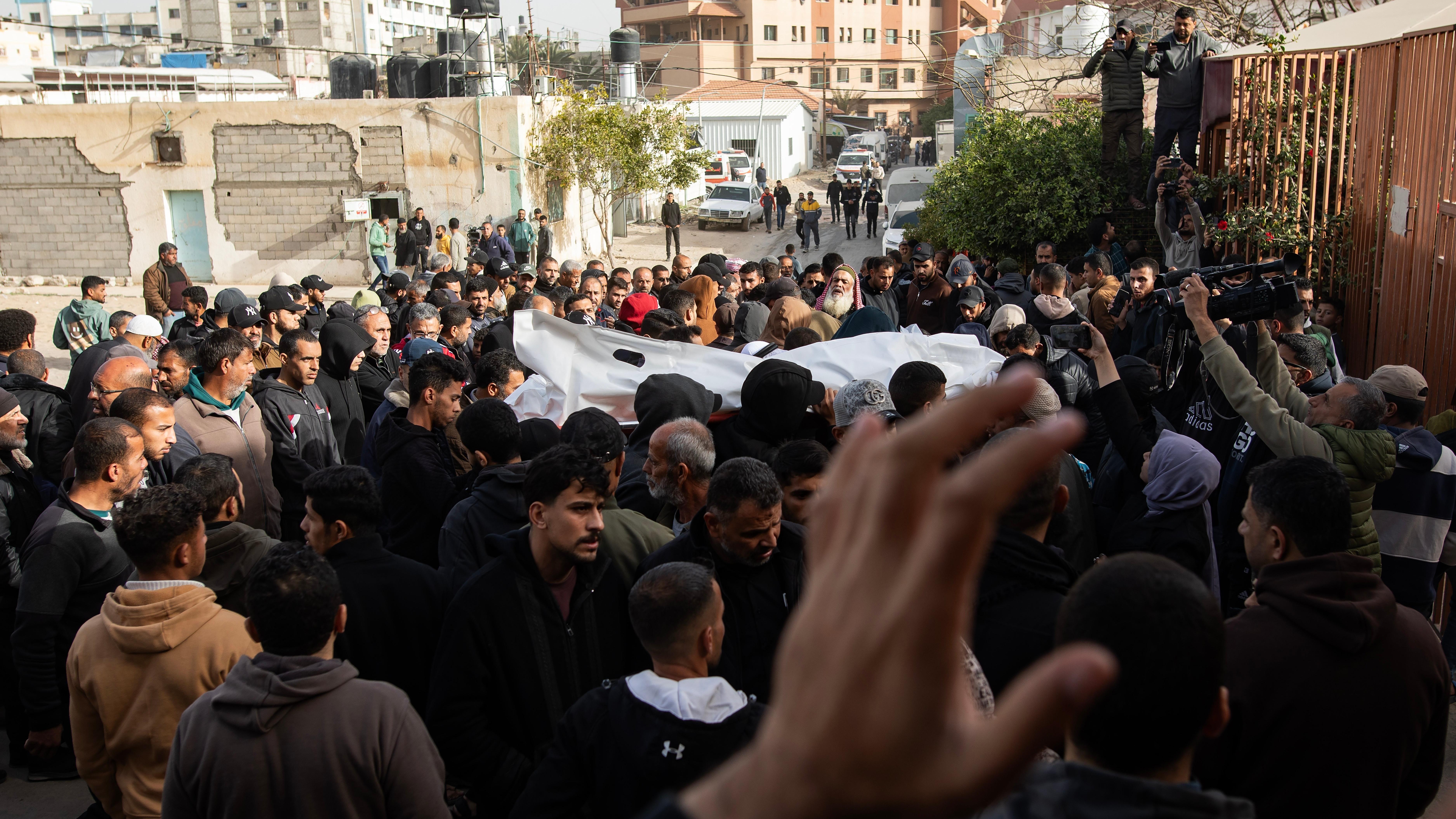 من أمام مجمع ناصر الطبي