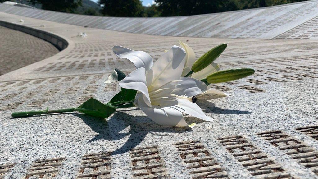 Srebrenica i genocid: Jul 1995. koji se ne zaboravlja 2 cvet na spomeniku u Potočarima
