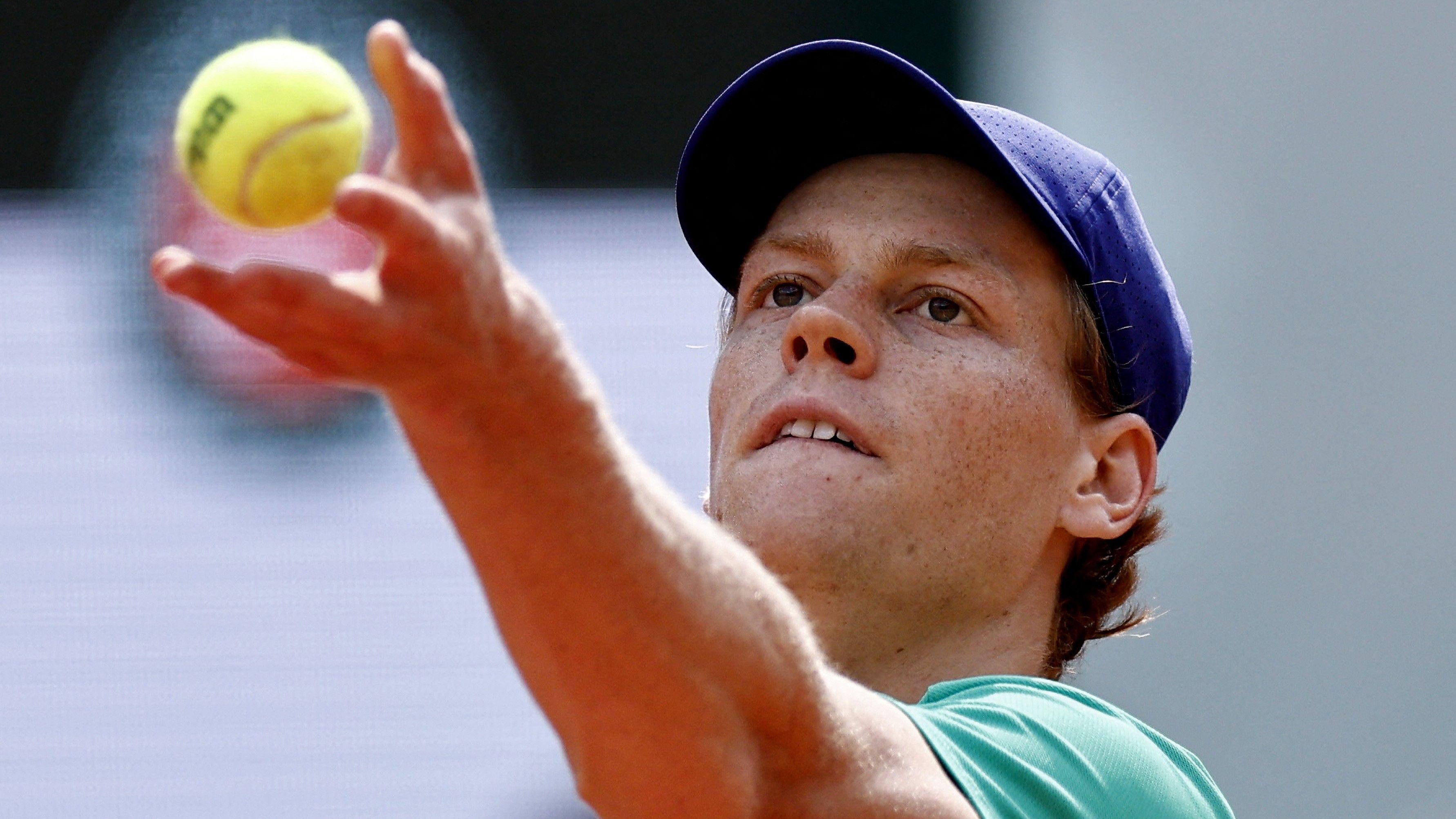 French Open final: Sinner running away with second set against Alcaraz - radio & text