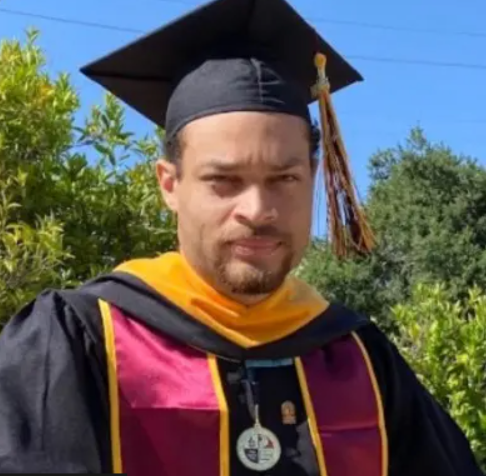 Uma imagem publicada por Allen em seu perfil no LinkedIn mostra?o vestindo traje de formatura.