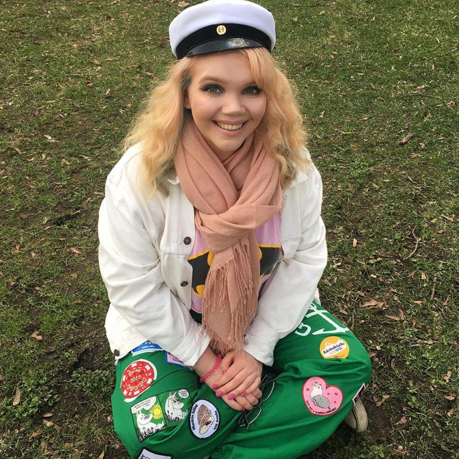 الفتاة أوير تجلس على الأرض