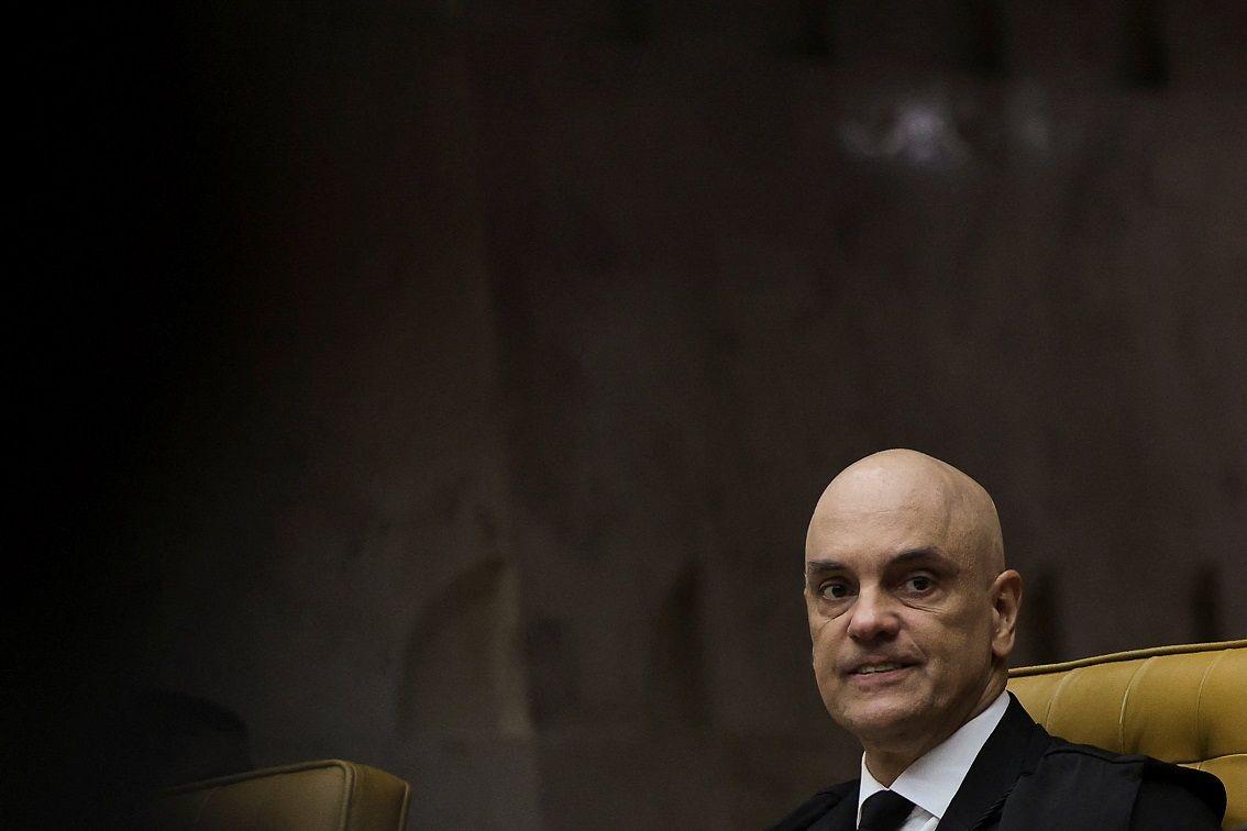 Moraes sentado no STF, fazendo expressão séria