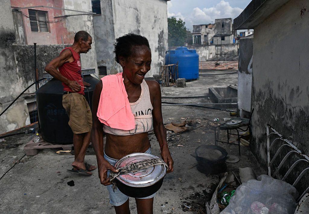 Una mujer carga una olla durante un apagón en La Habana 