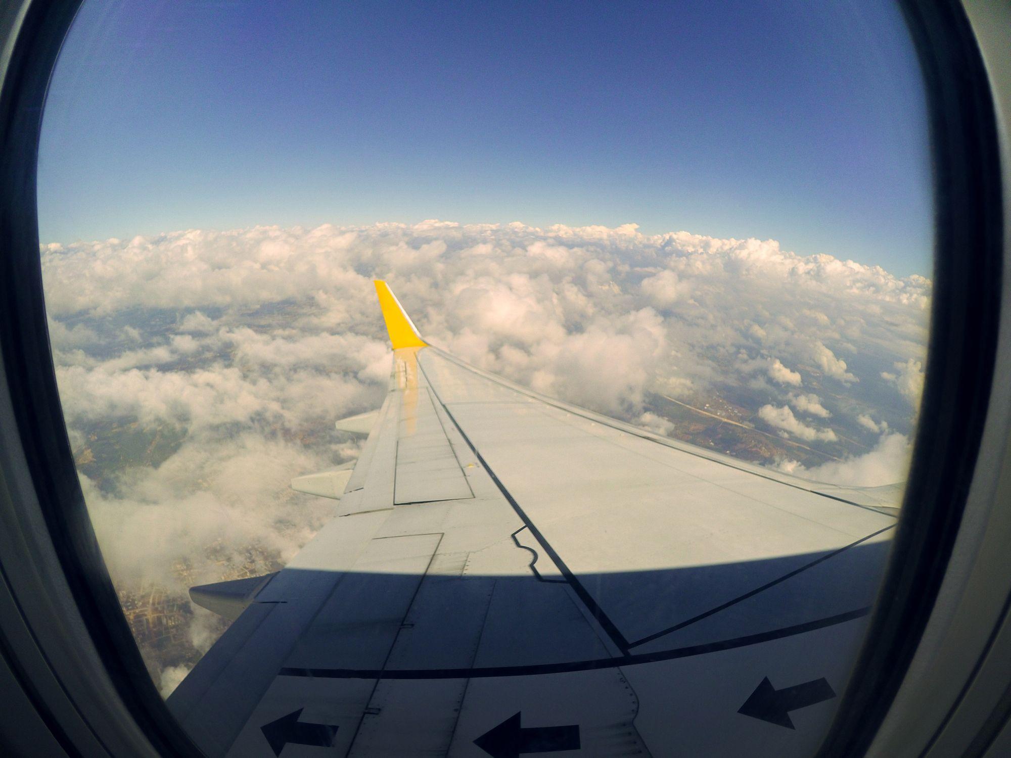 Una ala de un avión vista desde el interior de la cabina