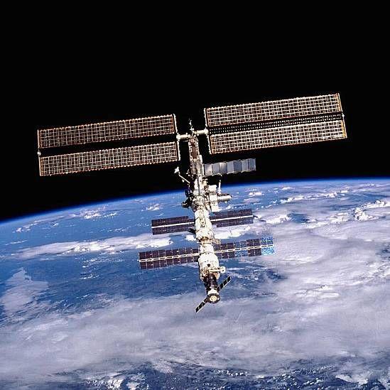 Estación Espacial Internacional orbitando la Tierra