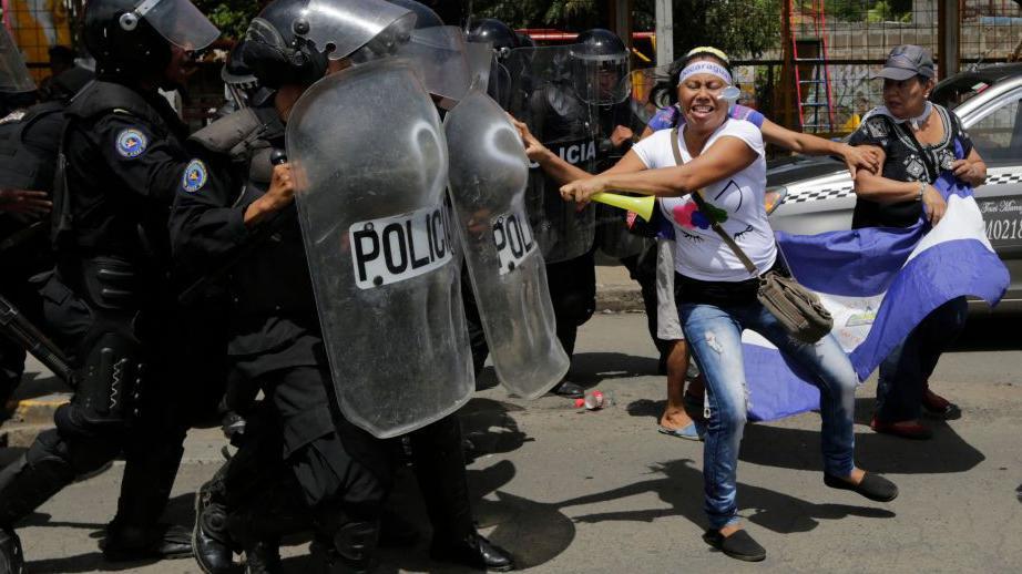 Mujeres se enfrentan a la Policía durante una protesta contra el gobierno del presidente nicaragüense Daniel Ortega en Managua, el 23 de septiembre de 2018.
