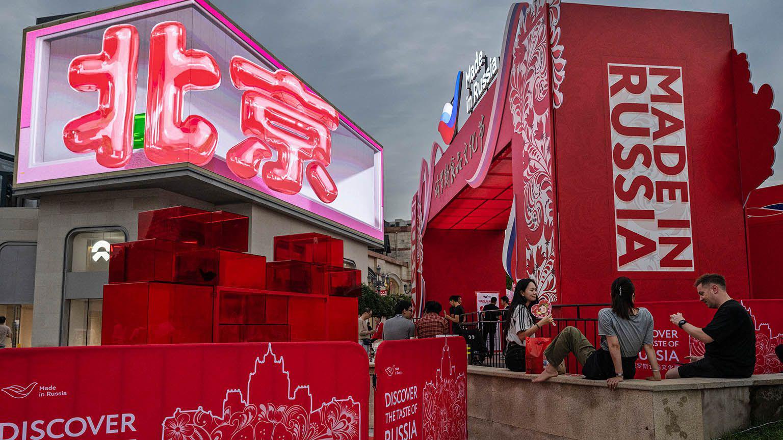 Os caracteres chineses que formam o nome de Pequim aparecem em um grande tel&atilde;o durante um evento de promo&ccedil;&atilde;o de produtos da campanha 