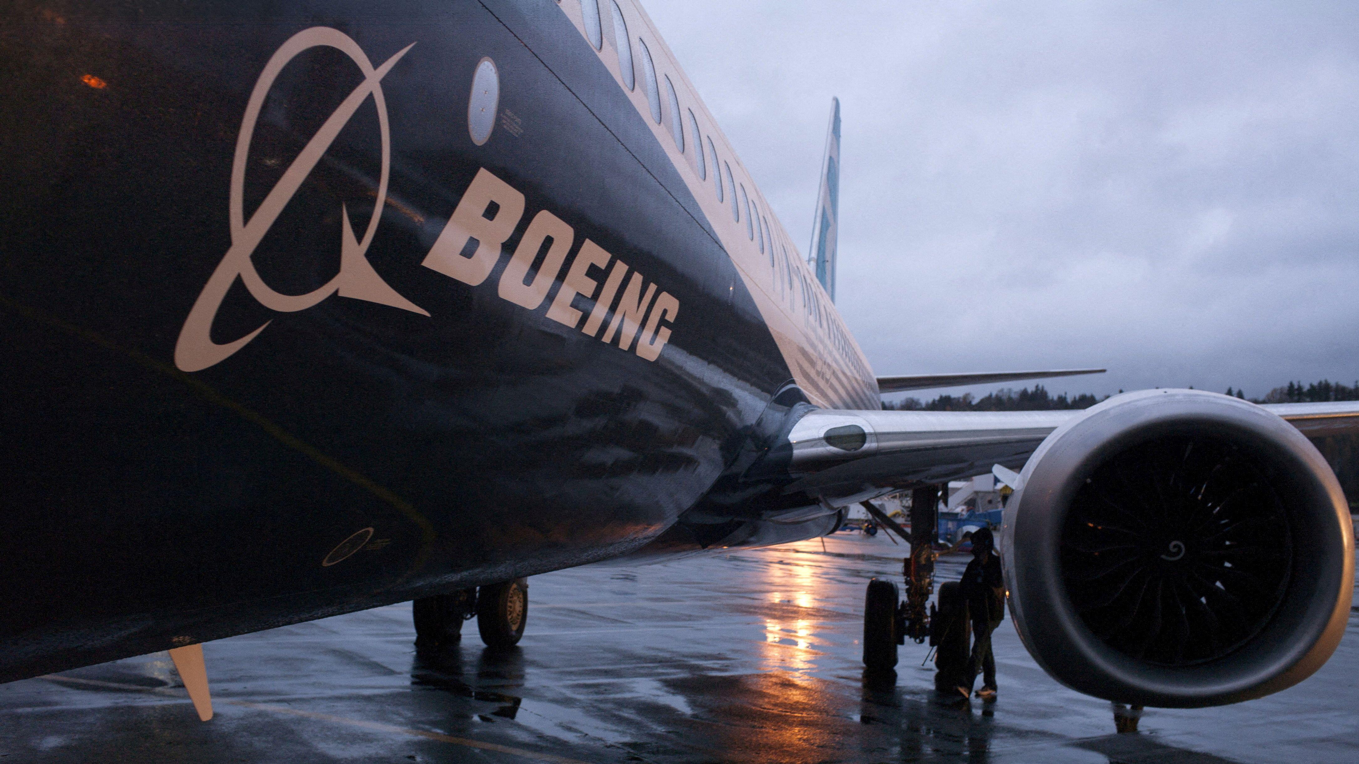 美國華盛頓州波音倫頓工廠內一架737 Max客機上的波音企業標誌（資料圖片）