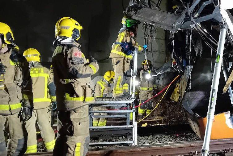 Un equipo de bomberos inspecciona el accidente de tren en Cataluña