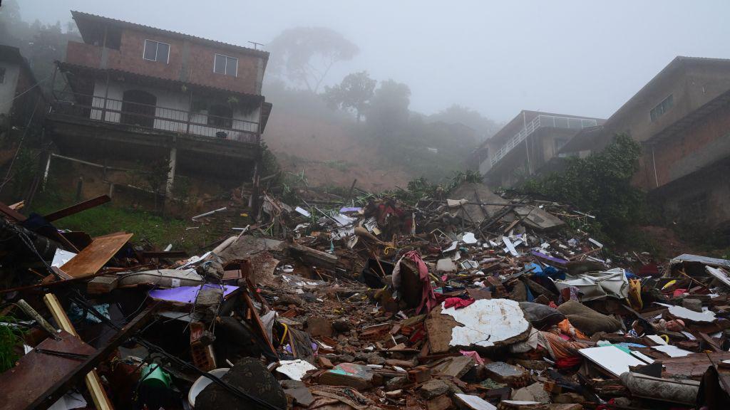 Escombros de casas destruídas devido às fortes chuvas em Petrópolis, em 23 de março de 2024.
