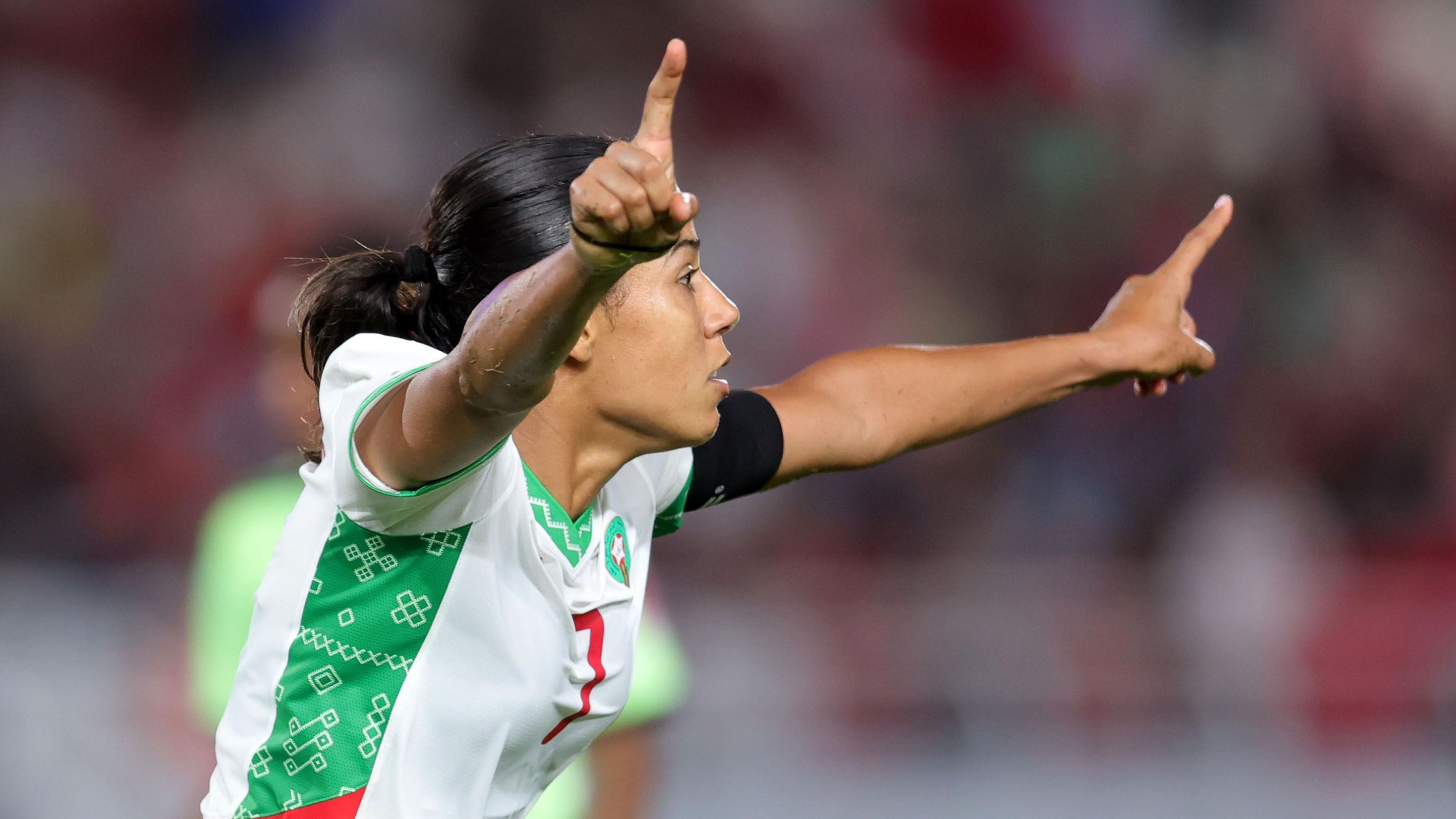 المغربية غزلان شبّاك تنقذ سيدات الأطلس في كأس أمم أفريقيا للكرة النسائية 2 غزلان شباك ترفع ذراعيها احتفالاً بتسجيلها هدفاً للمغرب