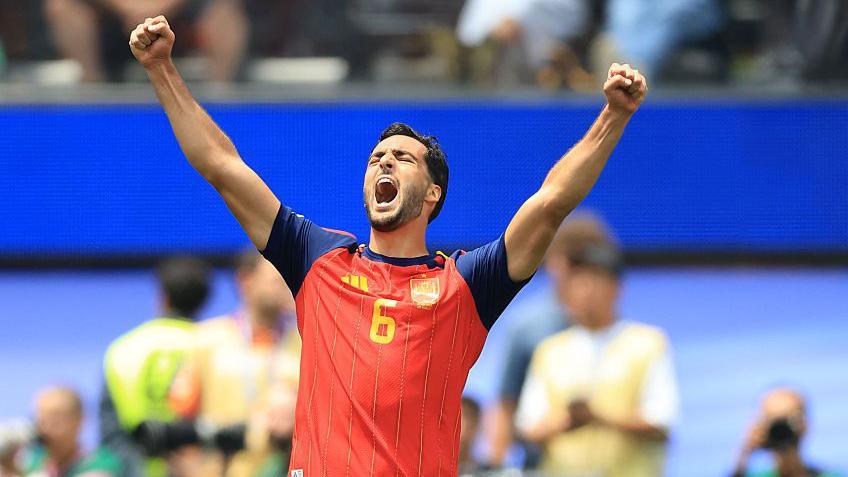 Mikel Merino, de España, celebra tras el partido de cuartos de final de la Copa Mundial de la FIFA 2026 entre España y Bélgica.