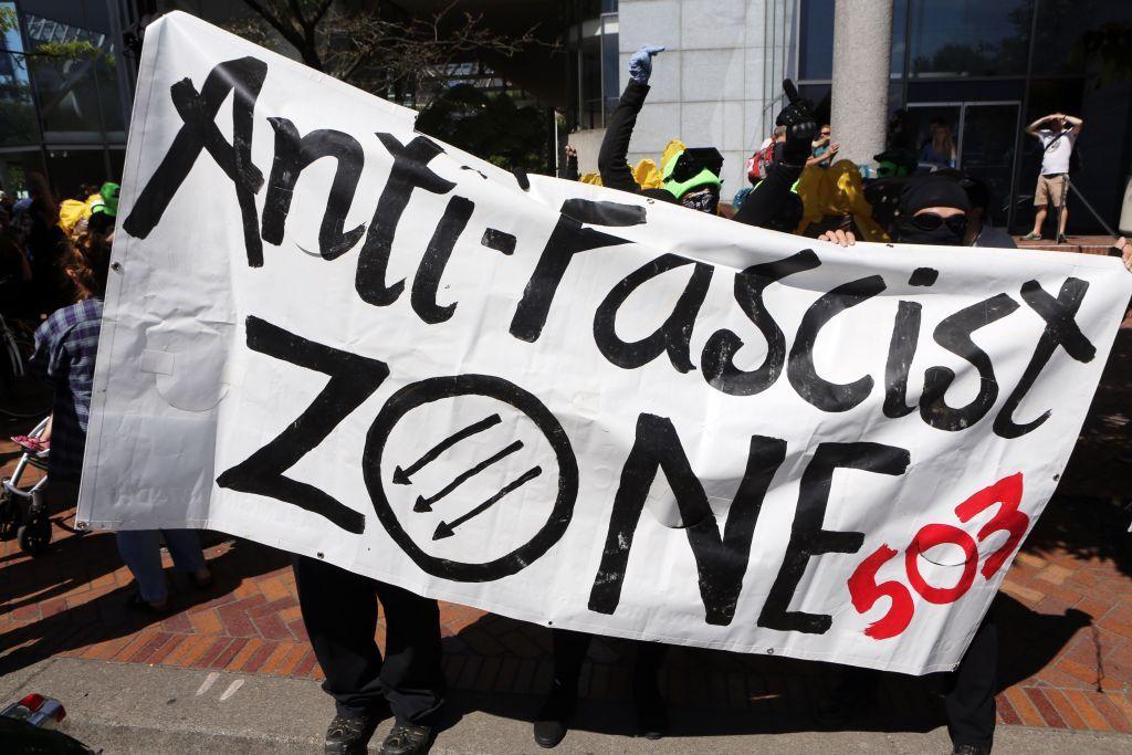 Una manta blanca que dice Zona Anti Fascista