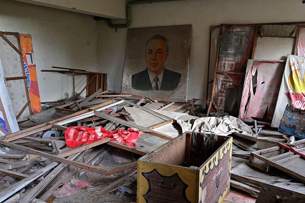 Escombros de maderas en una habitación de un edificio de Prípiat.