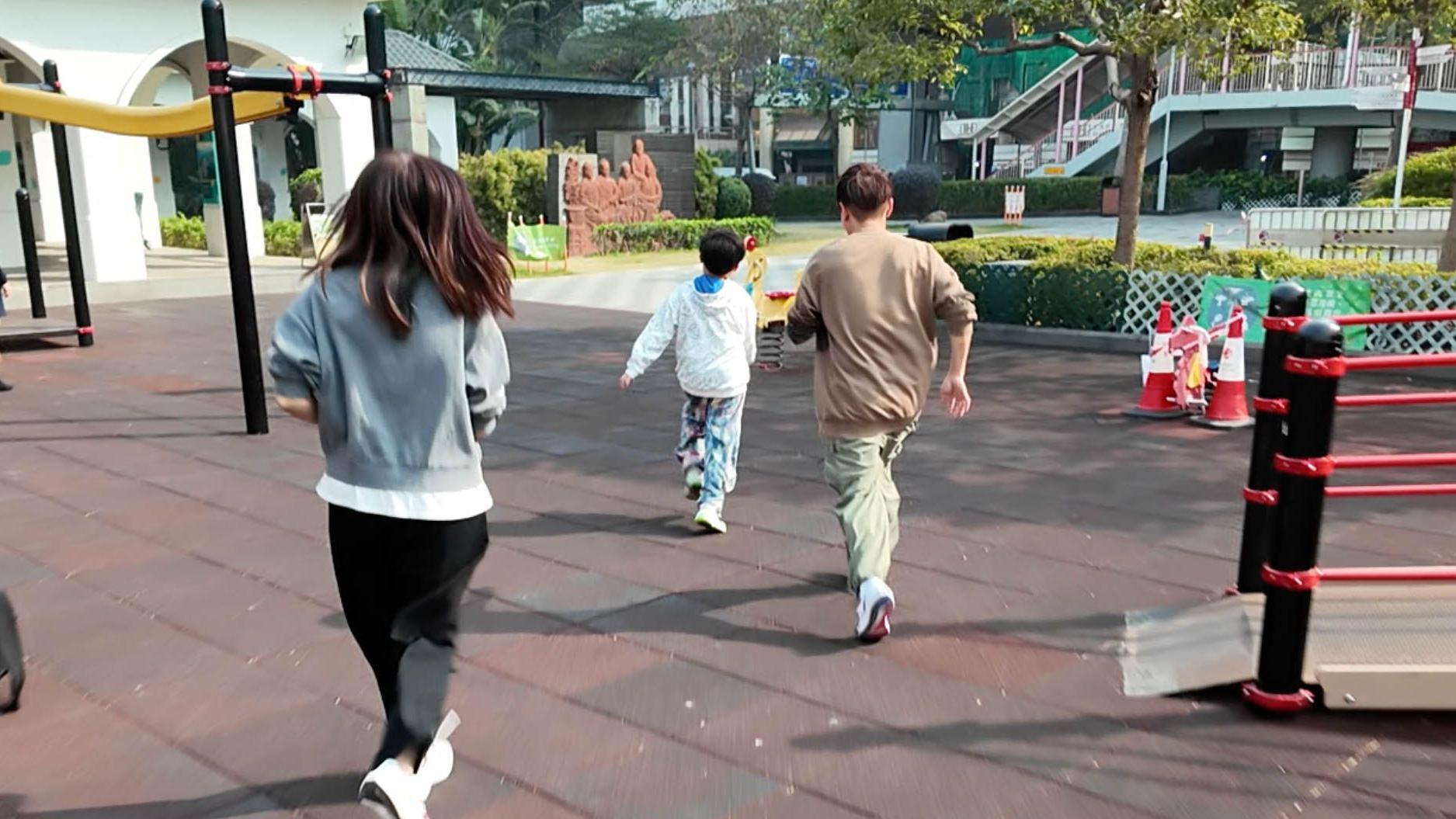 Aiden一家三口正在奔向一個玩樂設施