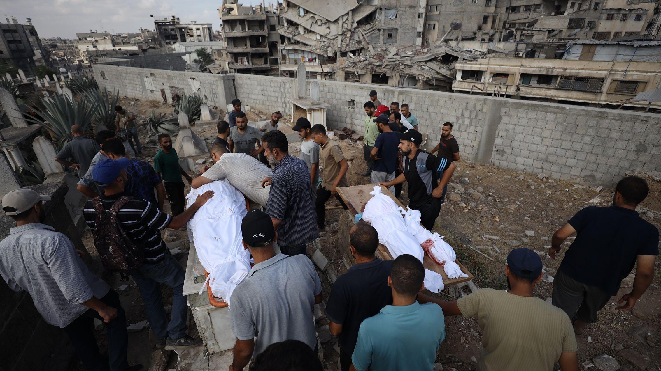 حضر مواطنون وأقارب فلسطينيين قضوا نتيجة غارة جوية إسرائيلية بطائرة مسيرة في ساحة مستشفى المعمدان الأهلي، مراسم الجنازة بعد نقل الجثث من مشرحة المستشفى لدفنها في مدينة غزة، غزة، في 17 أغسطس/آب 2025.