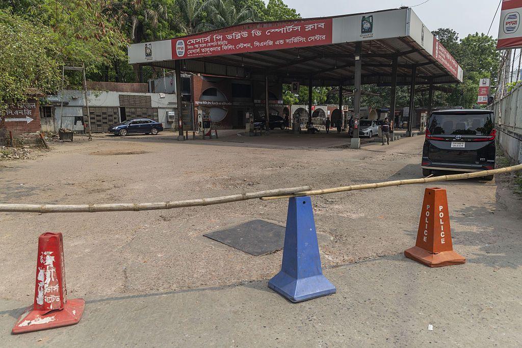 এভাবে বন্ধ রাখা হয় অনেক ফিলিং স্টেশন