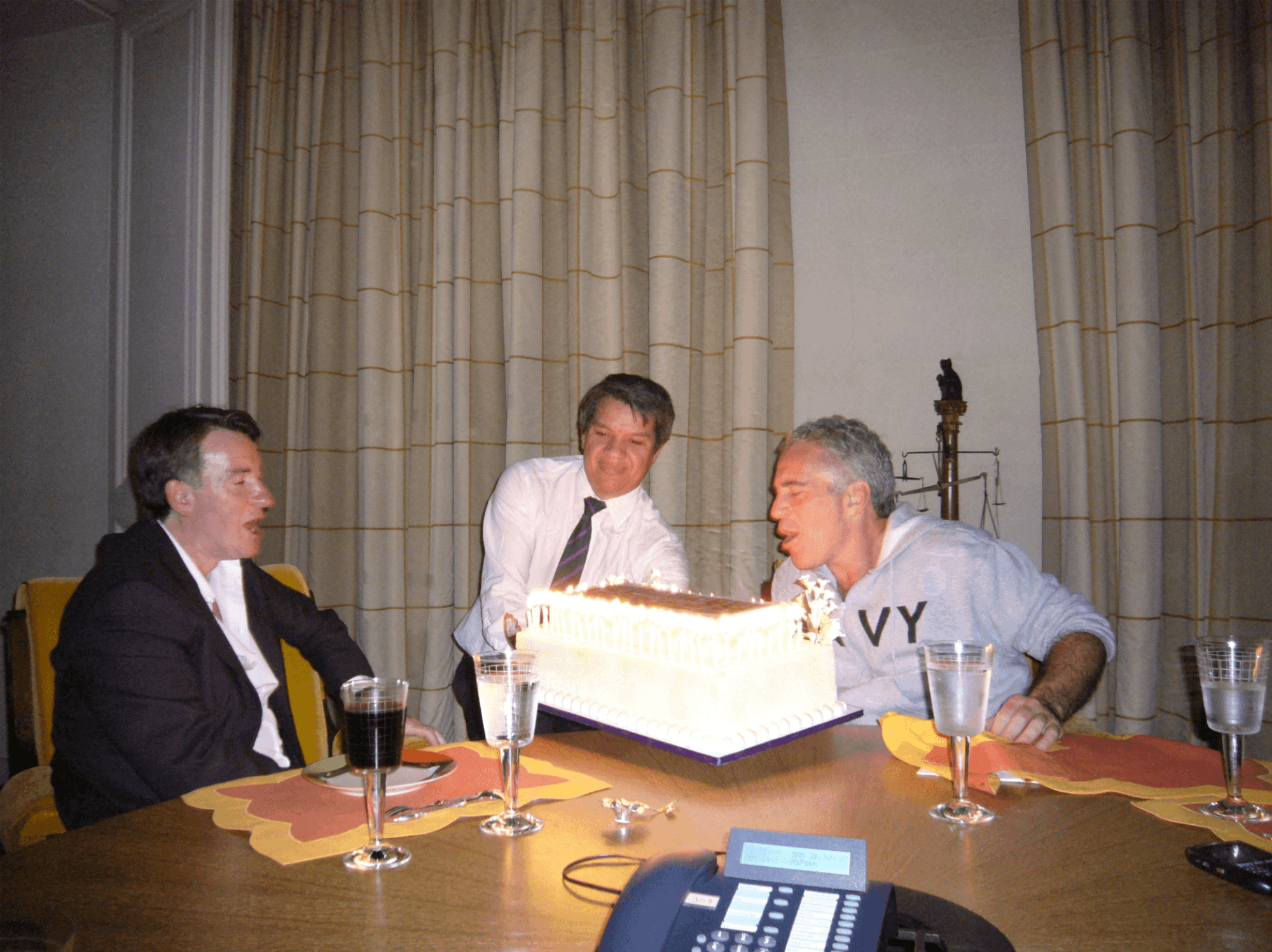 Una foto donde se ve a Peter Mandelson junto a Jeffrey Epstein soplando las velas de un pastel