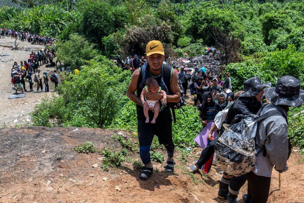 Una caravana de migrantes avanza por la selva del Darién