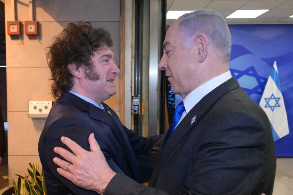 Milei y Netanyahu se saludan con un abrazo