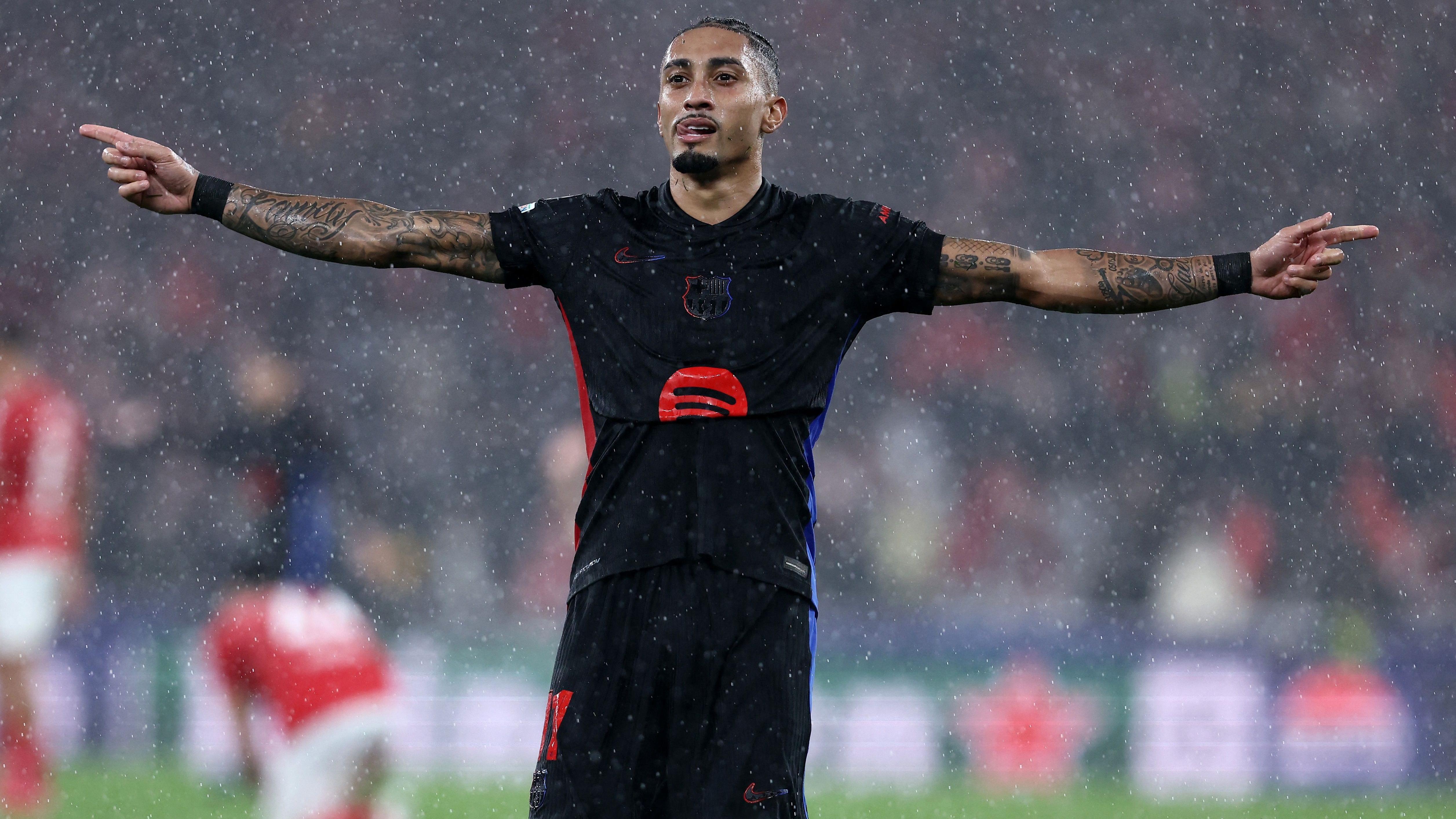 رافينيا لاعب برشلونة يحتفل بتسجيل الهدف الخامس لفريقه في شباك بنفيكا البرتغالي في الدور الأول من دوري أبطال أوروبا