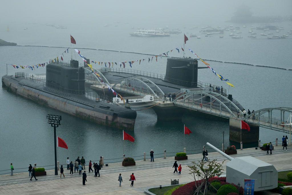解放軍的兩台潛艦。