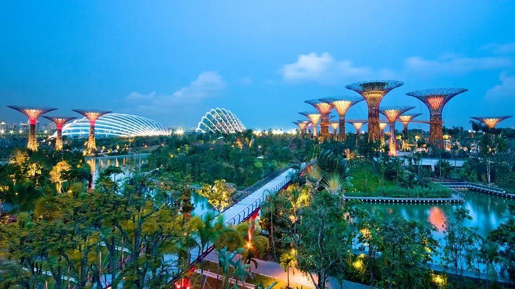 Imagem aérea de Singapura de noite, iluminada