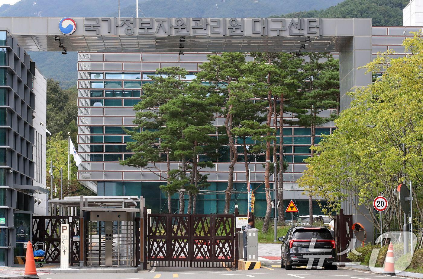 29일 오후 대구 동구 국가정보자원관리원 대구센터 주변에 차량이 분주히 오가고 있다. 정부는 국가정보자원관리원 대전 본원에서 발생한 화재로 전소된 96개 시스템을 대구센터의 민관협력형 클라우드로 이전해 복구할 계획이다. 