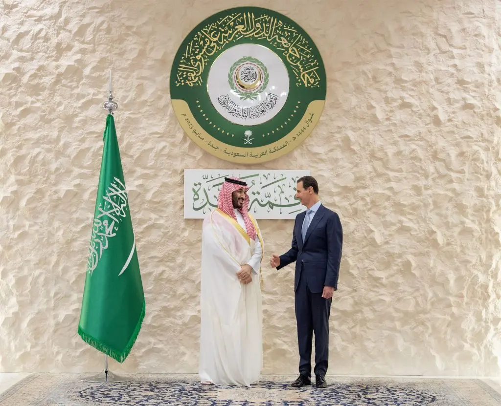 الرئيس بشار الأسد يصافح ولي العهد السعودي