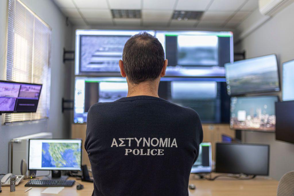 Un policía griego mira unos monitores.