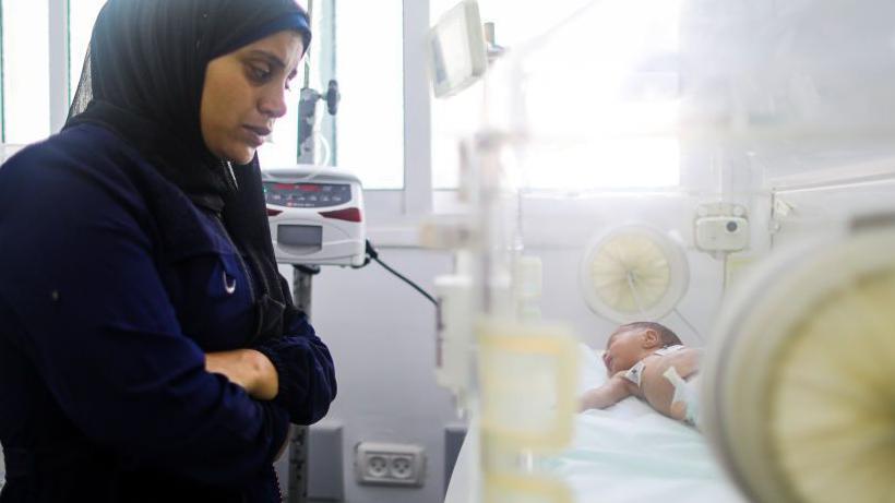 صورة أرشيفية لأحد الأطفال الخدج الذين نقلوا من جباليا إلى مدينة غزة بسبب العمليات العسكرية الإسرائيلية