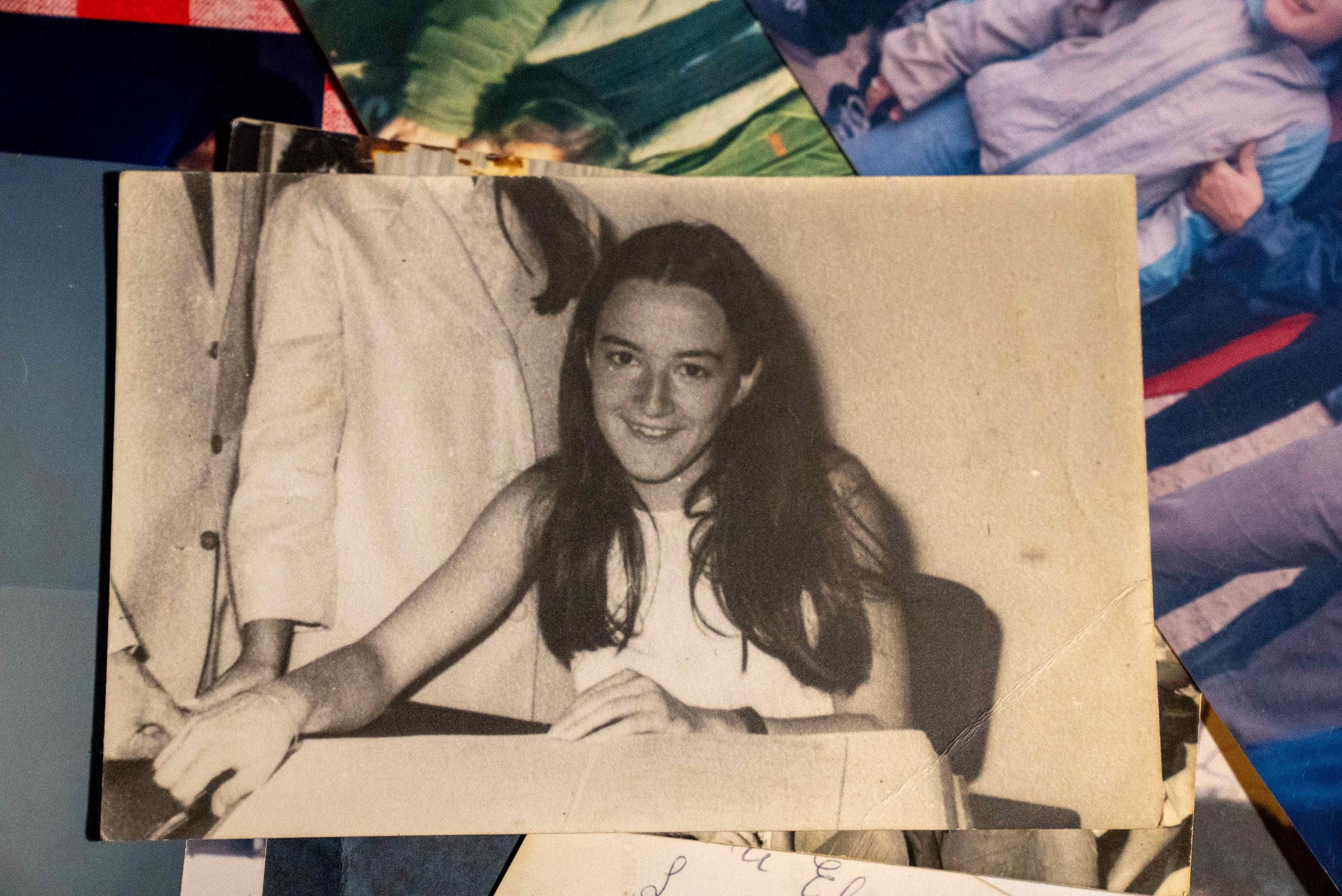 Una foto en blanco y negro de Lucía Topolansky sonriendo de joven, sobre varias imágenes a color de su archivo personal.