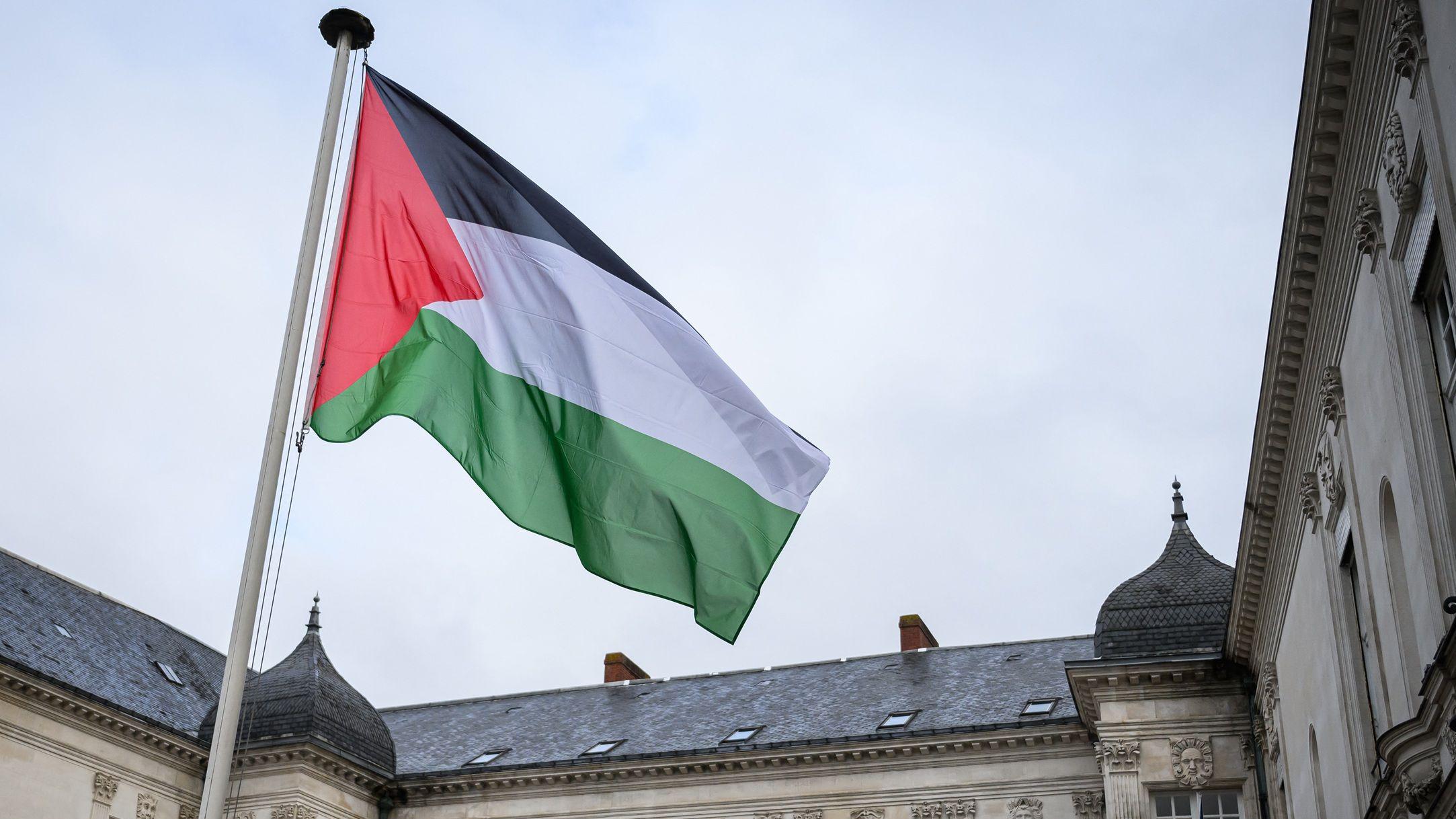 يرفرف العلم الفلسطيني عند مدخل بلدية نانت، في اليوم الذي تعتزم فيه فرنسا الاعتراف بدولة فلسطين في الأمم المتحدة في 22 سبتمبر/أيلول 2025.