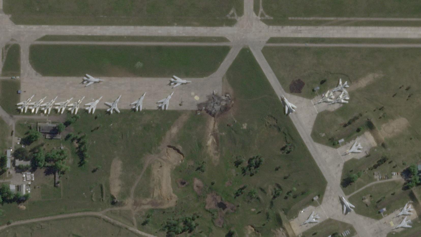 Imagem de satélite mostra aeronaves militares, algumas destruídas, na base aérea de Belaya em 4 de junho