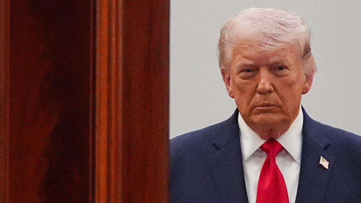 Donald Tramp gleda uispred sebe u plavom odelu i beloj košulji