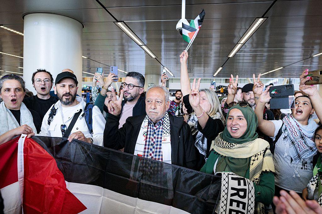 نشطاء يحاولون الوصول لمعبر رفح المصري لكن من دون نتيجة 1 مشاركون في مسيرة غزة يرفعون علامة النصر لدى مغادرتهم من هولندا إلى مصر، في 11 يونيو/حزيران 2025.