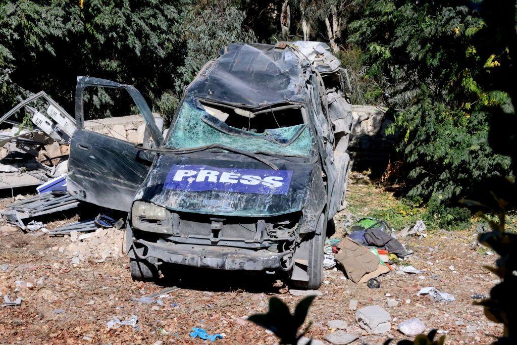 جانب من الأضرار (سيارة محطمة كُتب عليها كلمة صحافة) بعد غارة إسرائيلية على جنوب لبنان، قُتل فيها 3 صحفيين وأصيب 3 آخرون، في 25 أكتوبر/ تشرين أول 2024