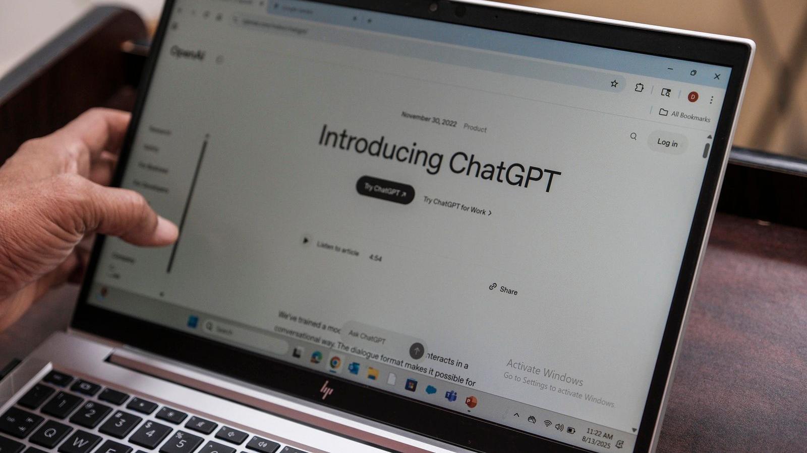 عُرضت مواد دراسية خلال حصة دراسية لحماية كبار السن من الوقوع ضحايا للذكاء الاصطناعي وعمليات الاحتيال عبر الإنترنت في 13 أغسطس/ آب 2025 في غايثرسبيرغ، ماريلاند.