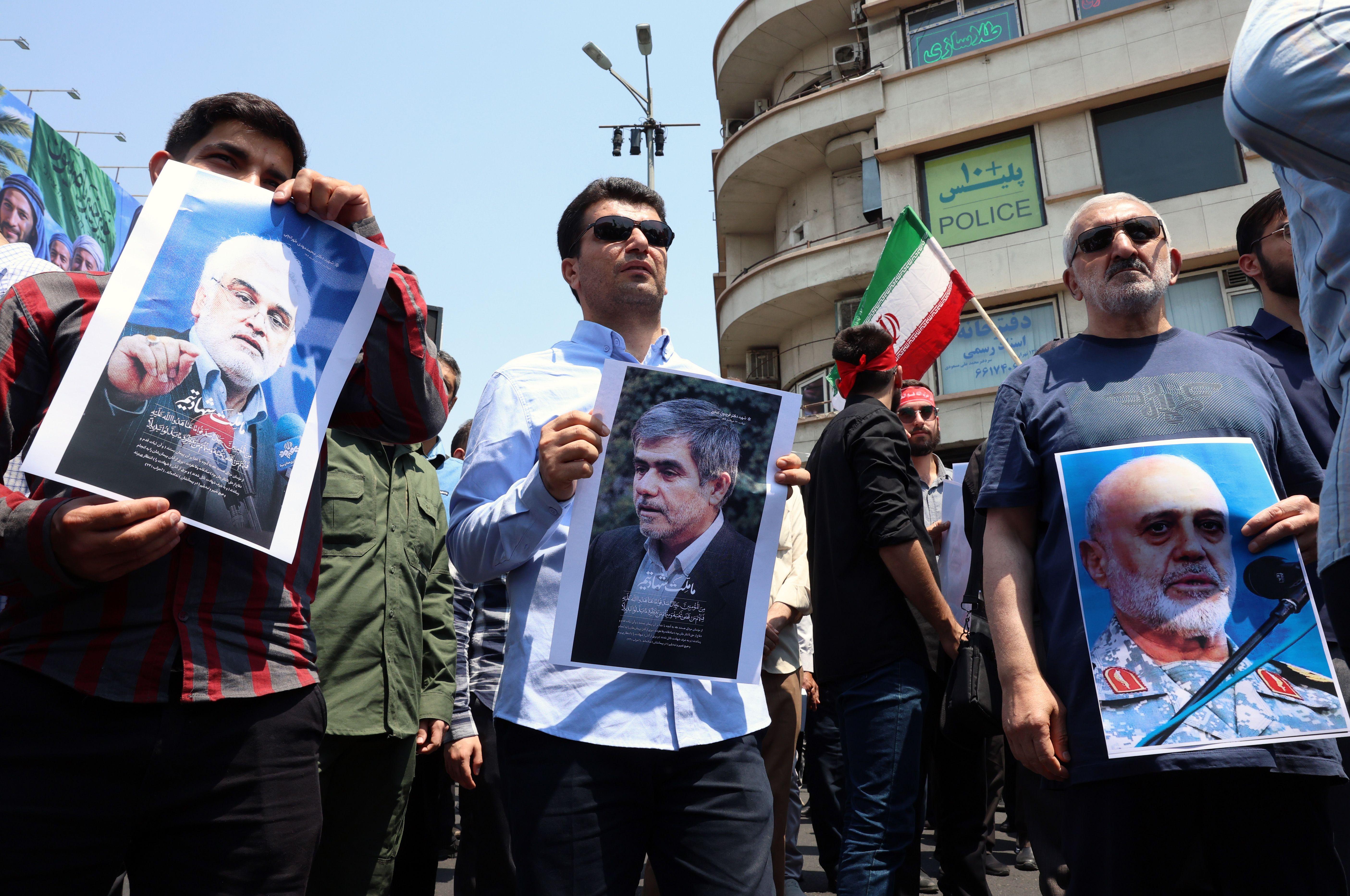 Iraníes portando fotos de los científicos nucleares asesinados Mohammad Mehdi Tehranchi (izquierda), Fereidun Abbasi (centro) y del general de la Guardia Revolucionaria Gholam Ali Rashid.