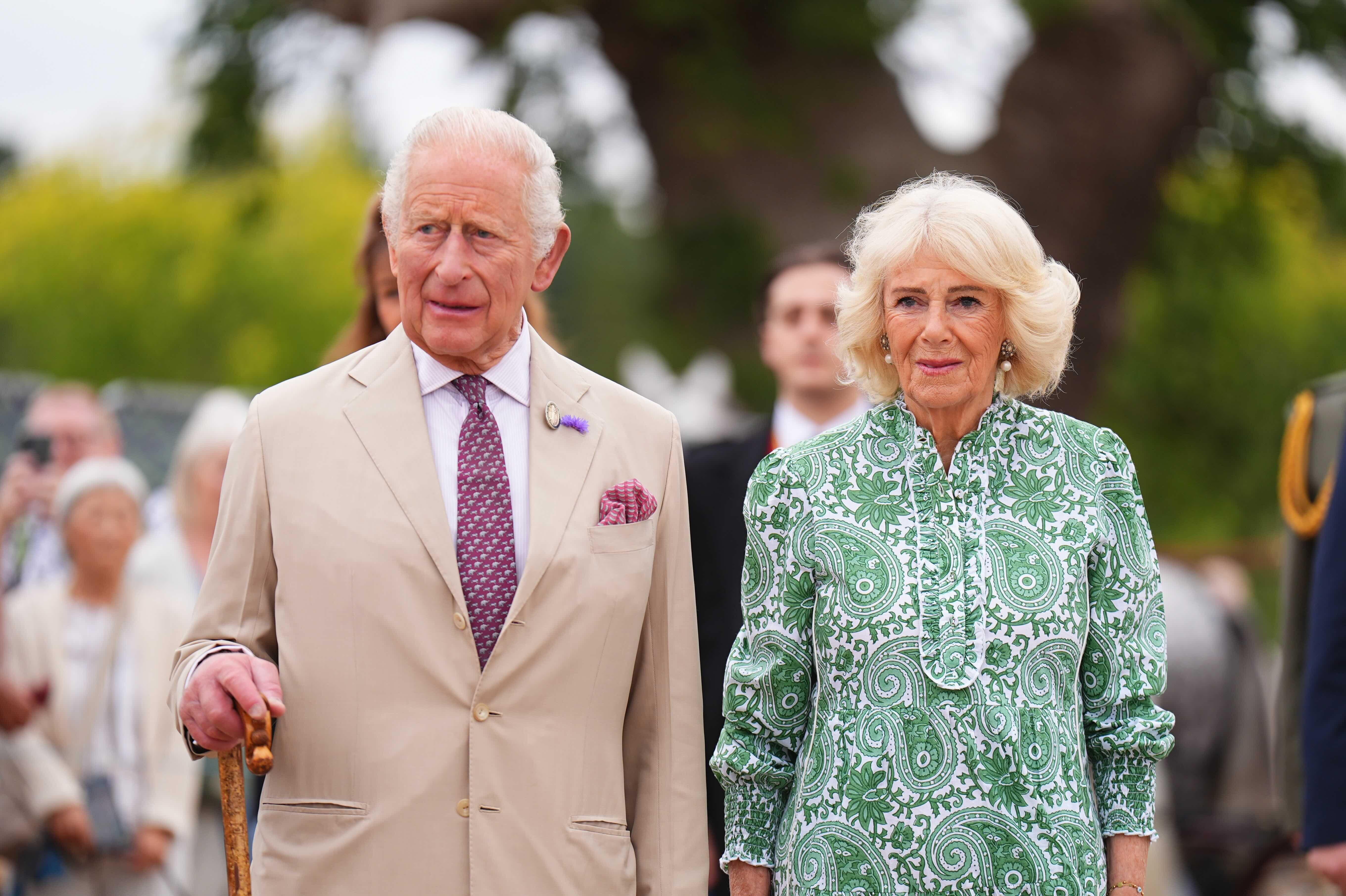El rey Carlos y la reina Camilla llegan a un evento de horticultura en Reino Unido