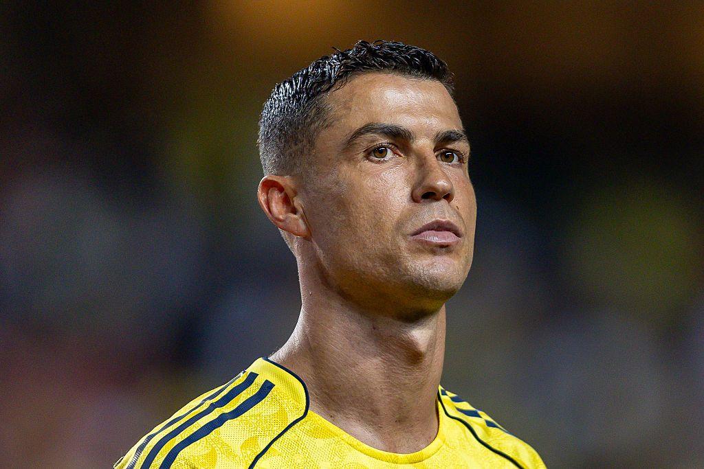كريستيانو رونالدو: أول لاعب كرة قدم ينضم إلى نادي المليارديرات 2 كريستيانو رونالدو، نجم نادي النصر، يتابع المباراة قبل نهائي كأس السوبر السعودي بين النصر والأهلي على ملعب هونغ كونغ، ٢٣ أغسطس/آب ٢٠٢٥