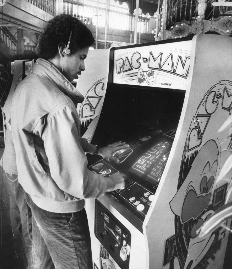 Imagen a blanco y negro de una máquina de monedas para jugar Pac-man.