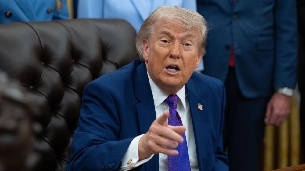 Donald Trump se dirige a periodistas en el Despacho Oval