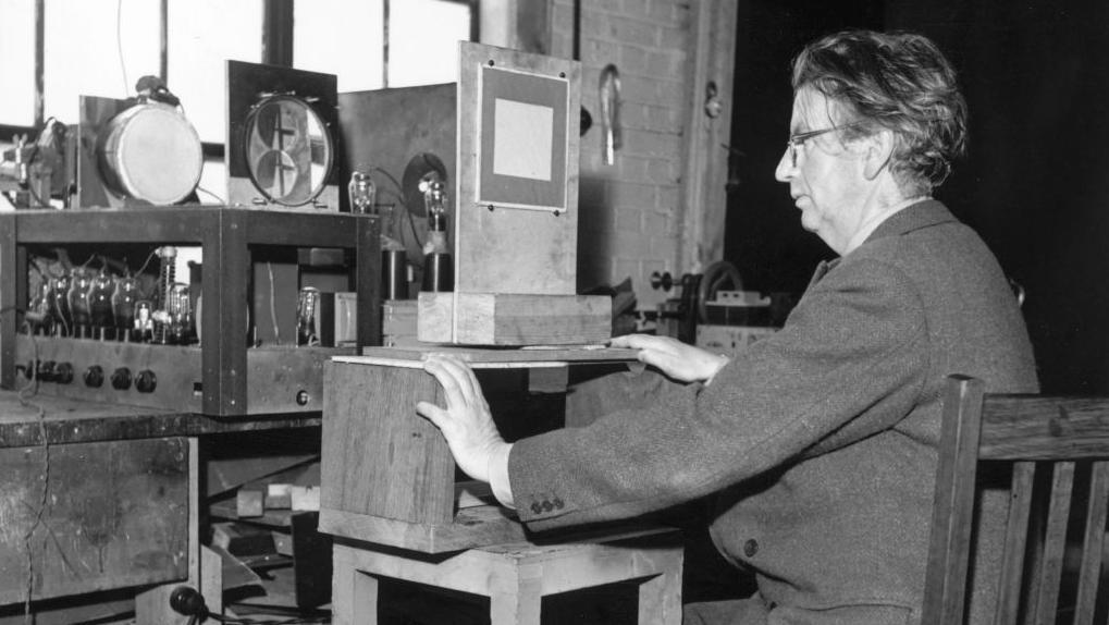 John Logie Baird junto a su invento