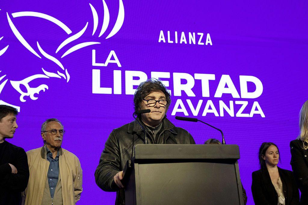 Javier Milei, presidente da Argentina, discursa durante um comício da noite eleitoral do partido La Libertad Avanza em La Plata