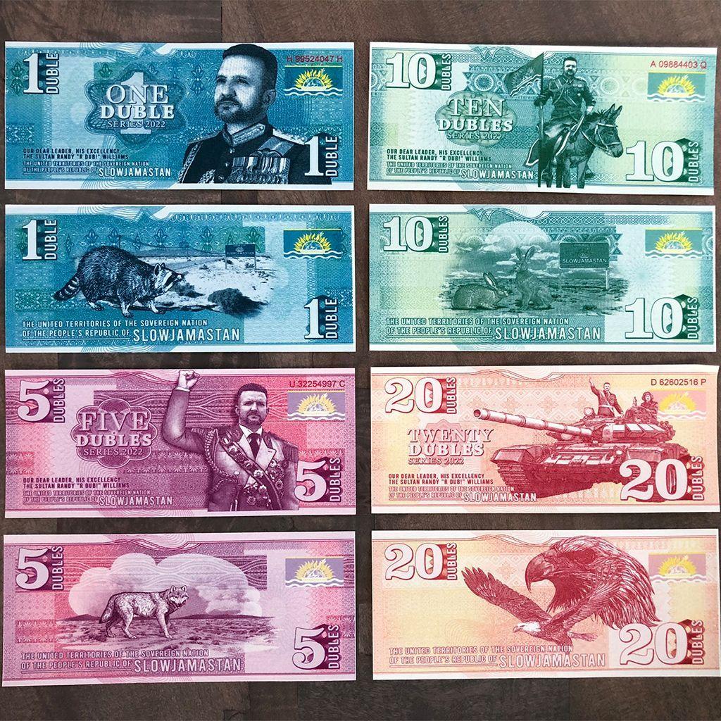 Billetes de Slowjamastan con diferentes colores, diseños y de varias denominaciones. Unos tienen la semblanza del sultán, otro un tanque militar, otro la figura de un águila y otro la figura de un mapache.