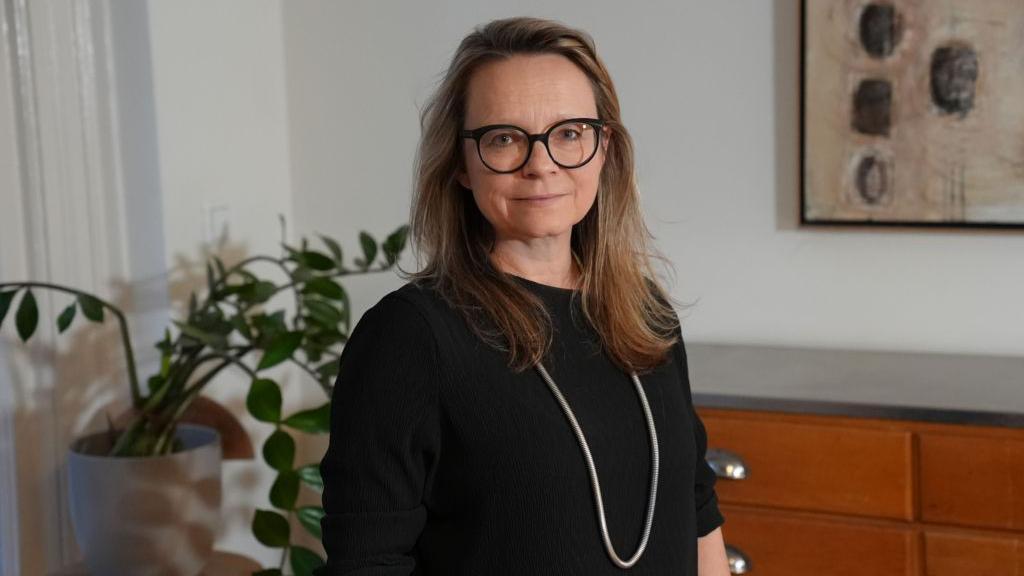 هيلين دافي، إحدى الممثلات القانونيات لأبو زبيدة، ترتدي نظارة طبية وملابس سوداء وعقد طويل